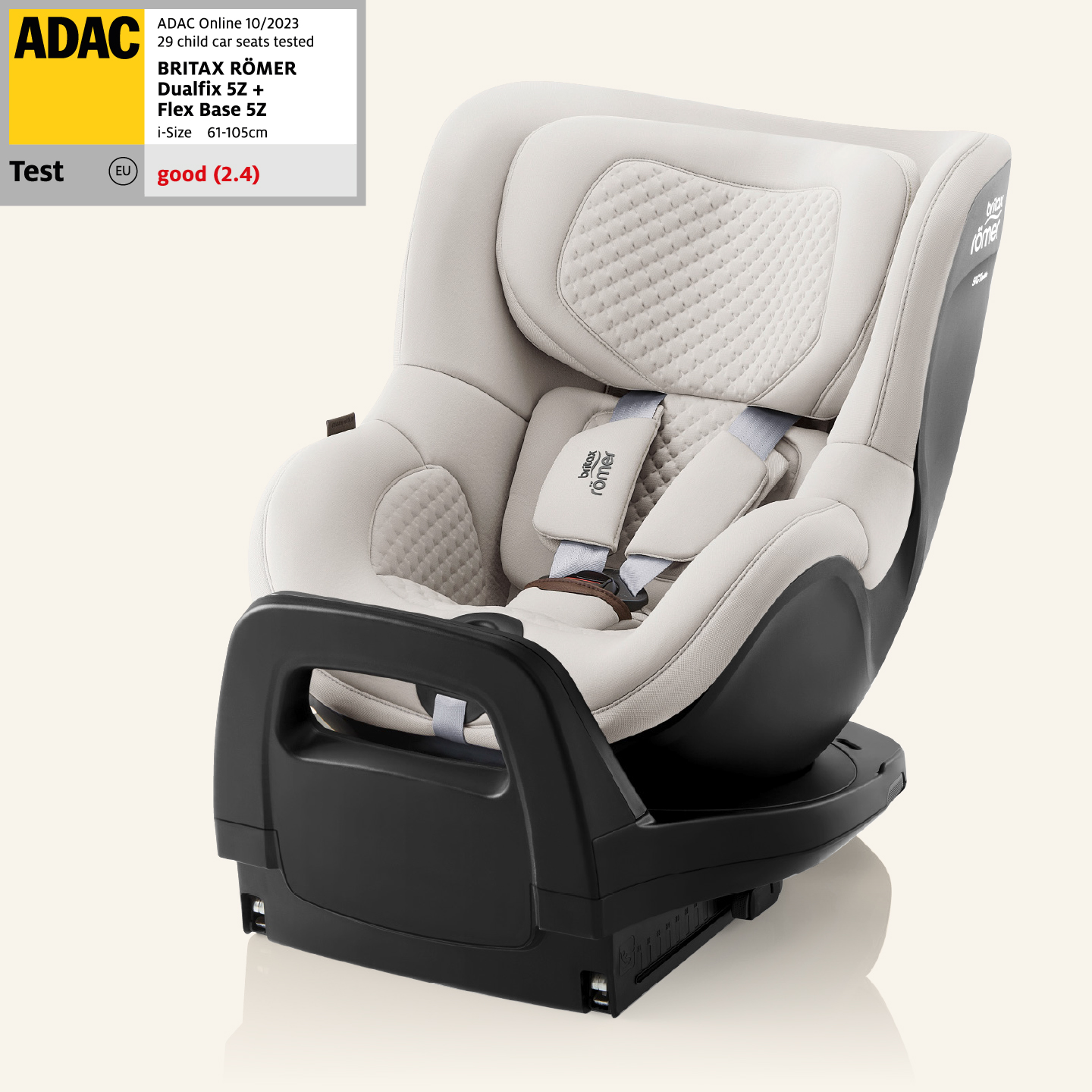 Silla de coche giratoria 360&deg; Britax R&ouml;mer DUALFIX 5Z con base FLEX BASE 5Z; junto a ella, una etiqueta de prueba ADAC con la calificaci&oacute;n buena (2,4).